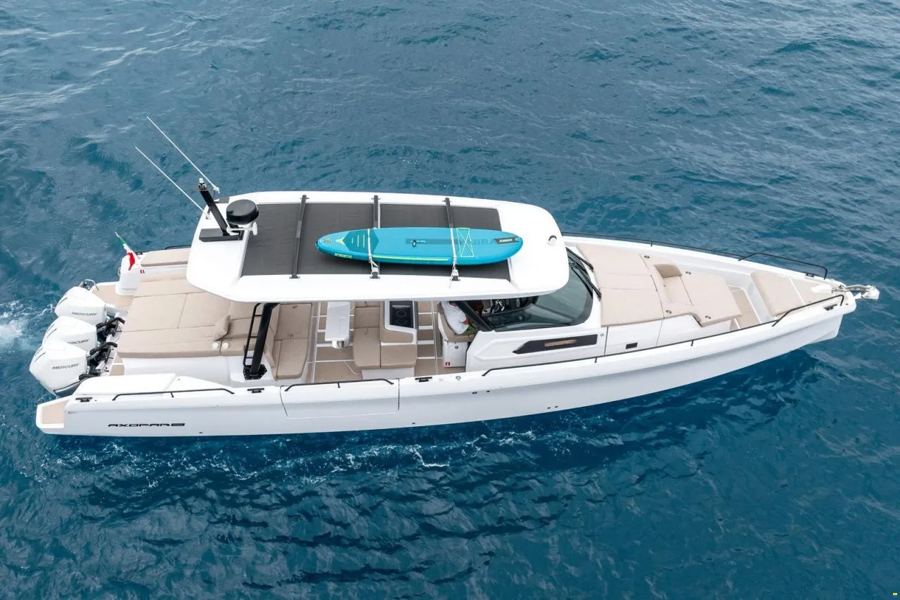 Axopar 45 en una cala de Ibiza