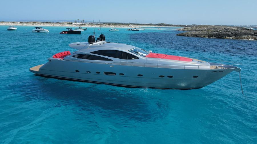 Pershing 76 fondeado en aguas turquesa de Formentera
