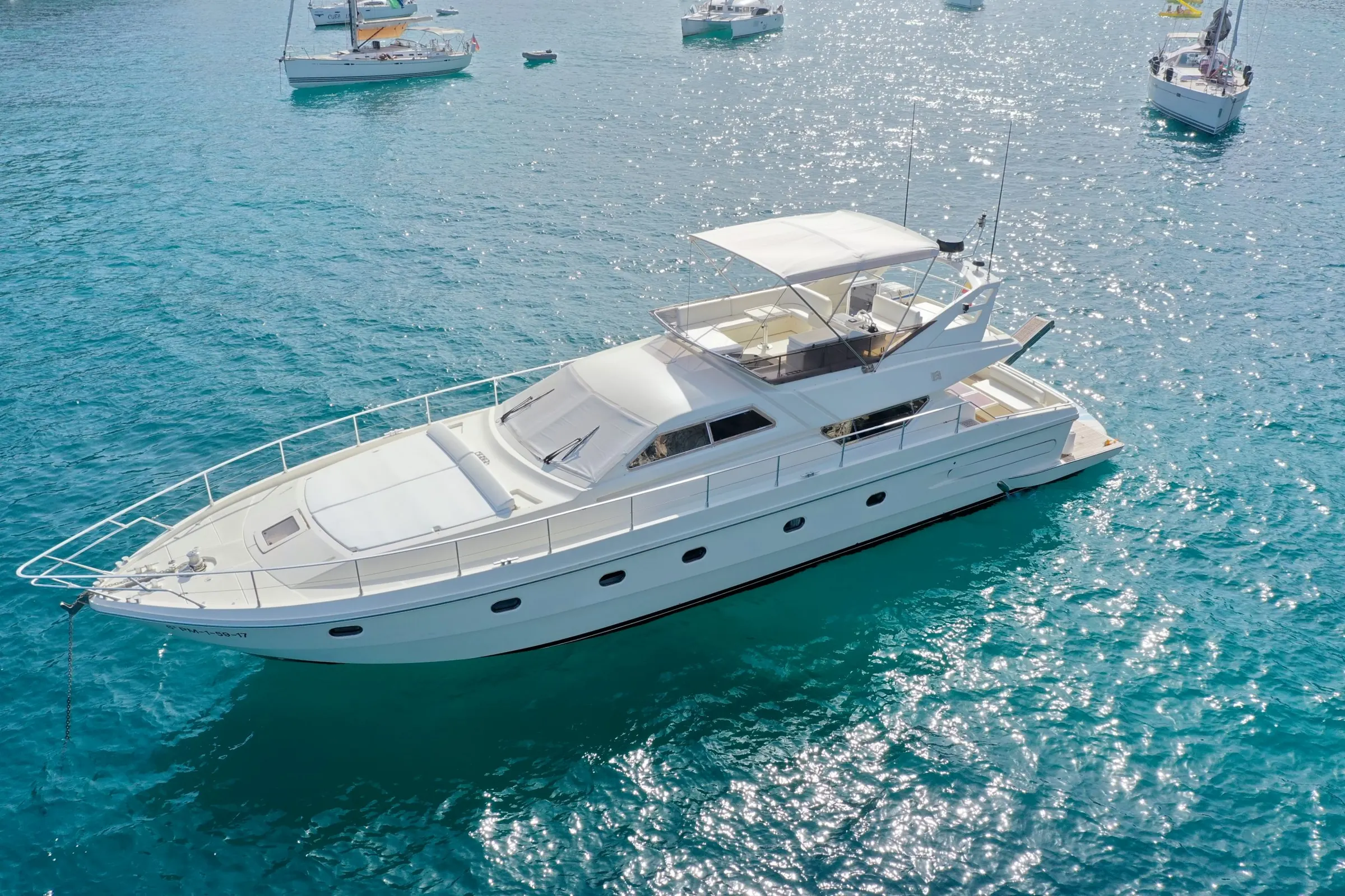Yate Ferretti 62 fondeado en aguas turquesa rodeado de veleros